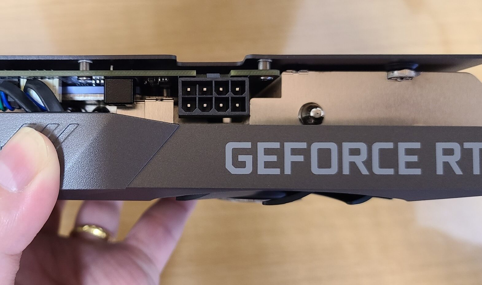 ZOTACのRTX3050の補助電源