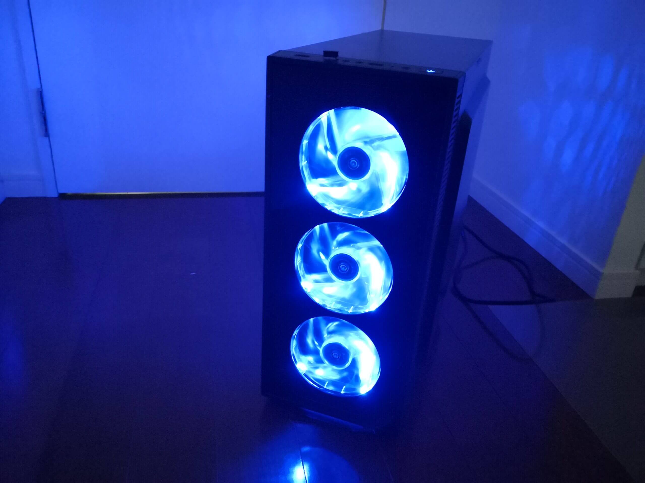 正面が光るPCケース