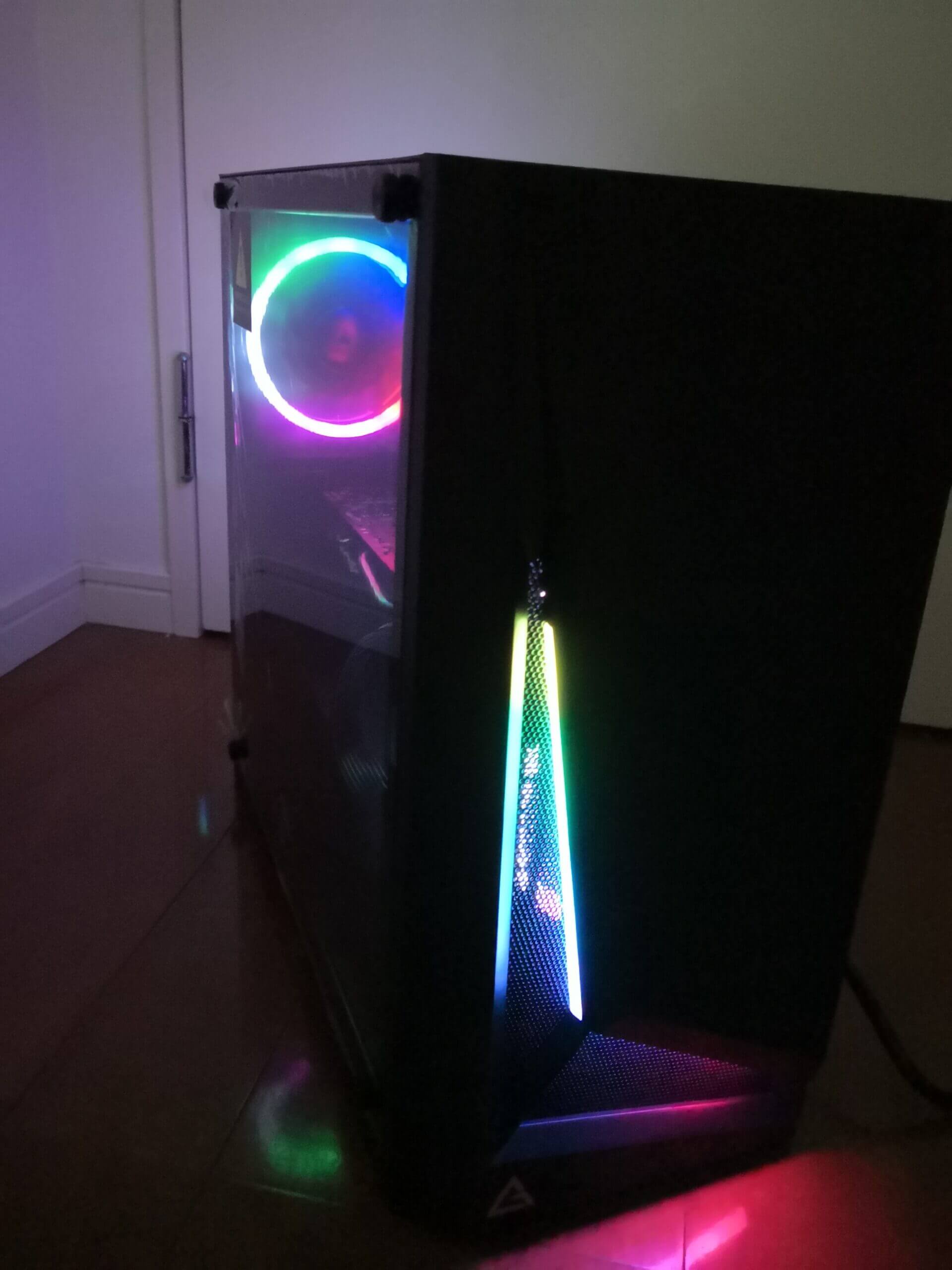 PCケース自体が光るタイプ