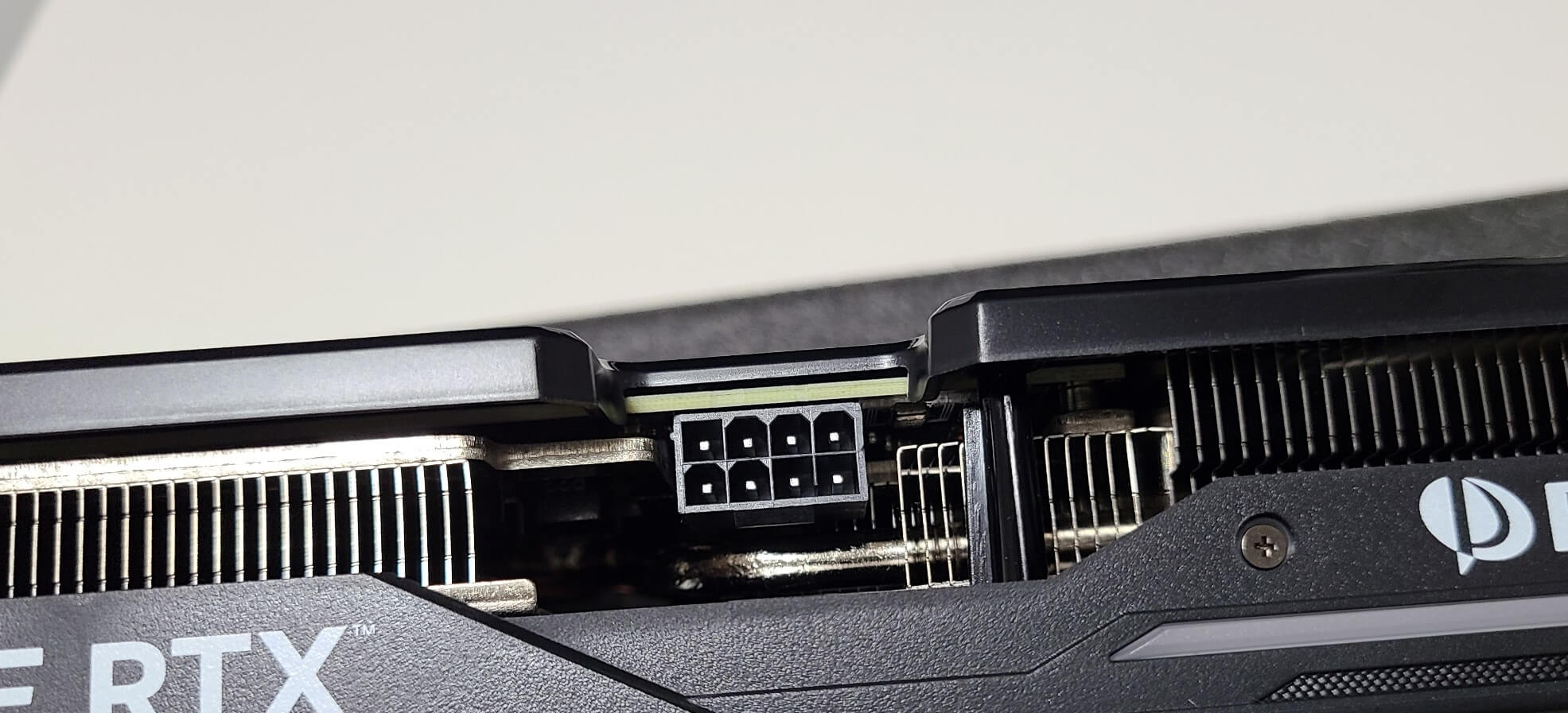 Palit Dual RTX 4070グラフィックボードの補助電源