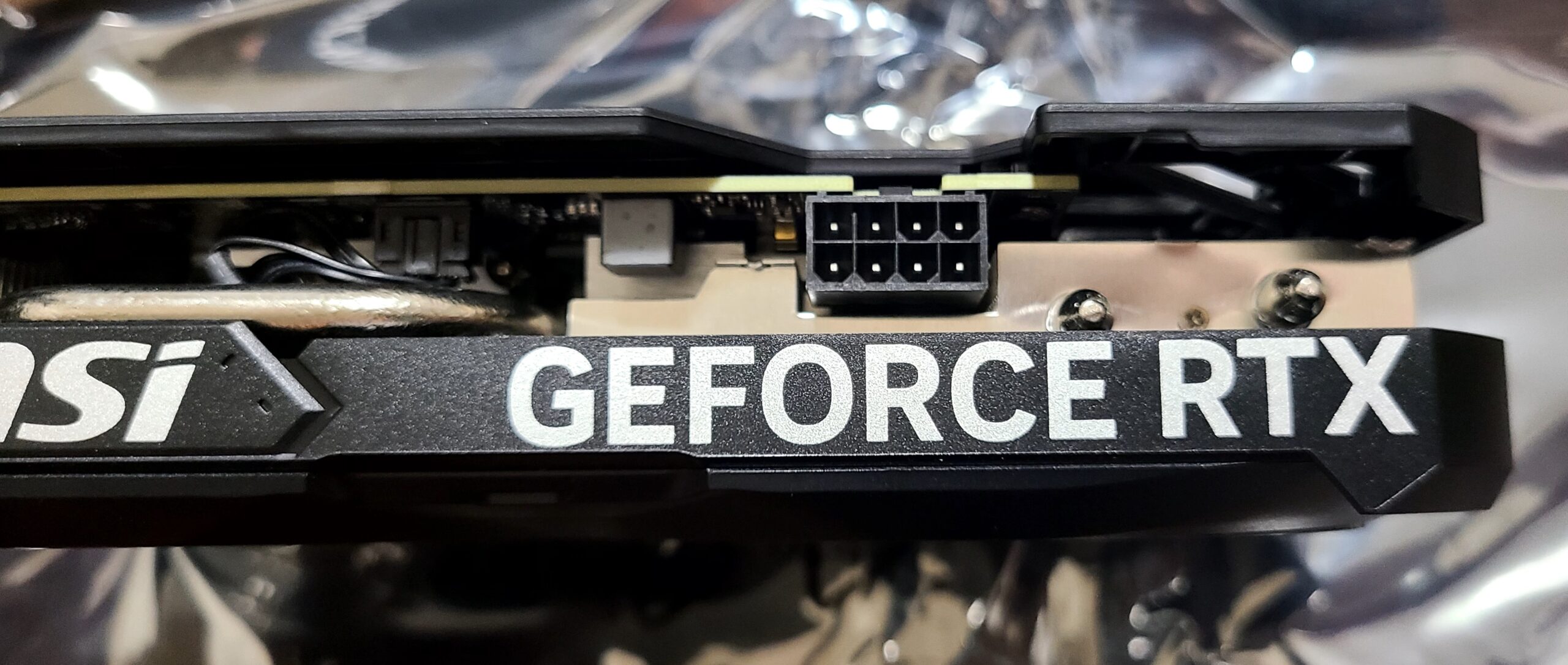 RTX 4060 Tiグラフィックボードの補助電源