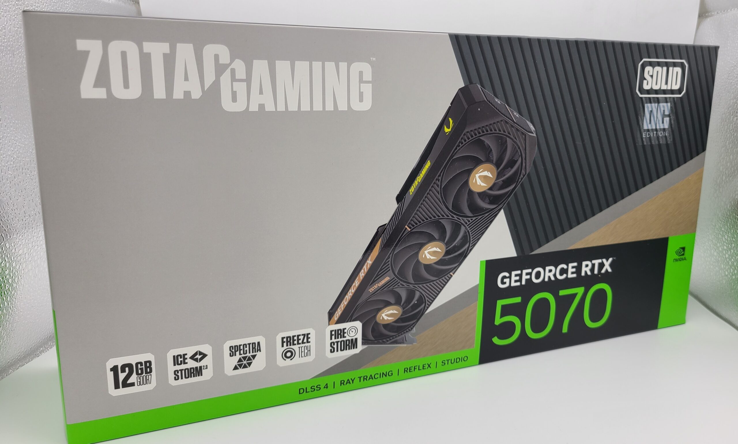 ZOTAC RTX 5070 SOLID OCの外装