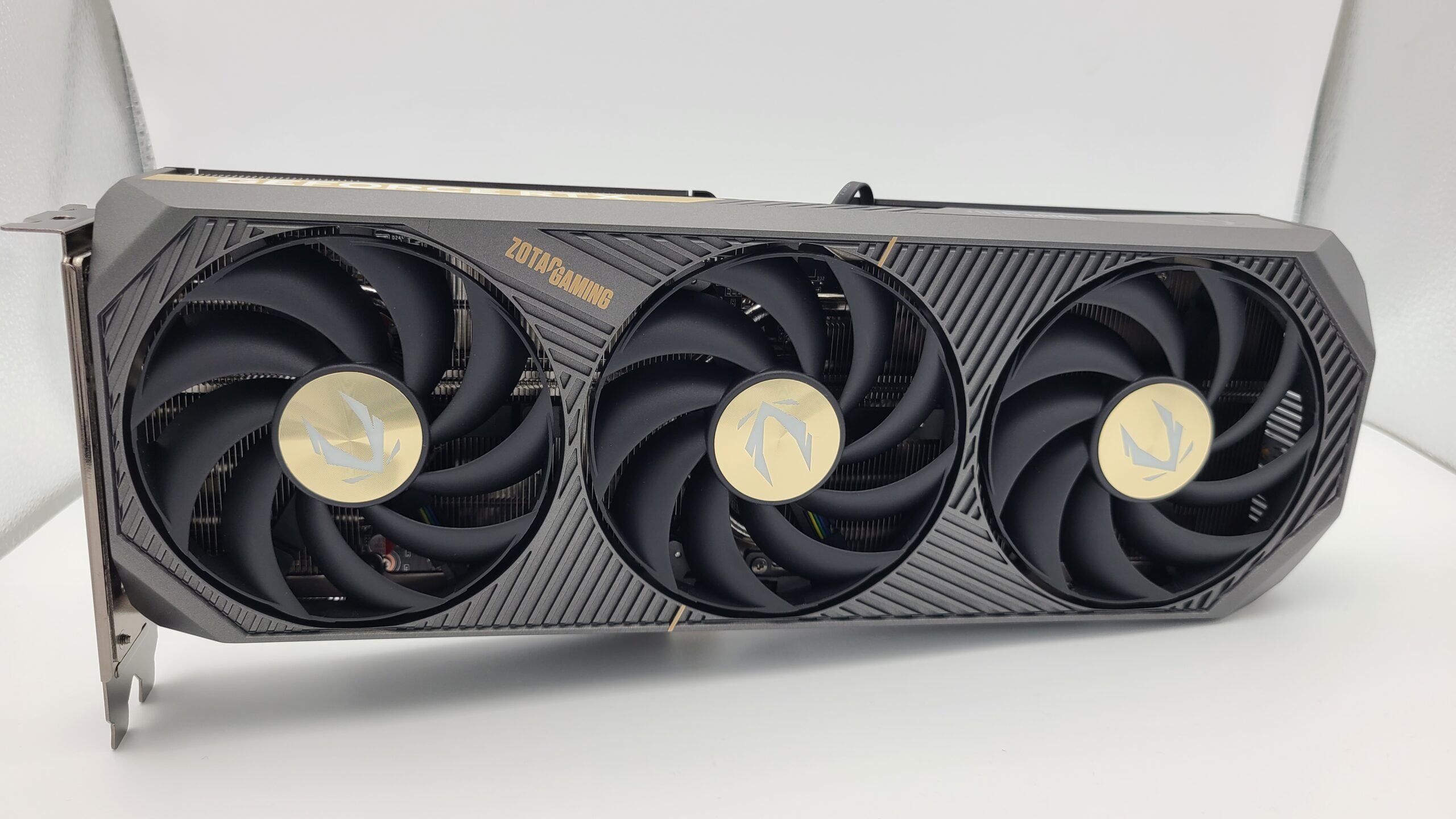 ZOTAC RTX 5070 SOLID OCの本体