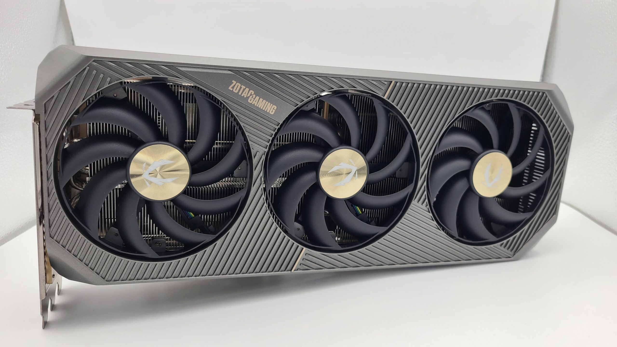 ZOTAC RTX 5080 SOLID OCの本体