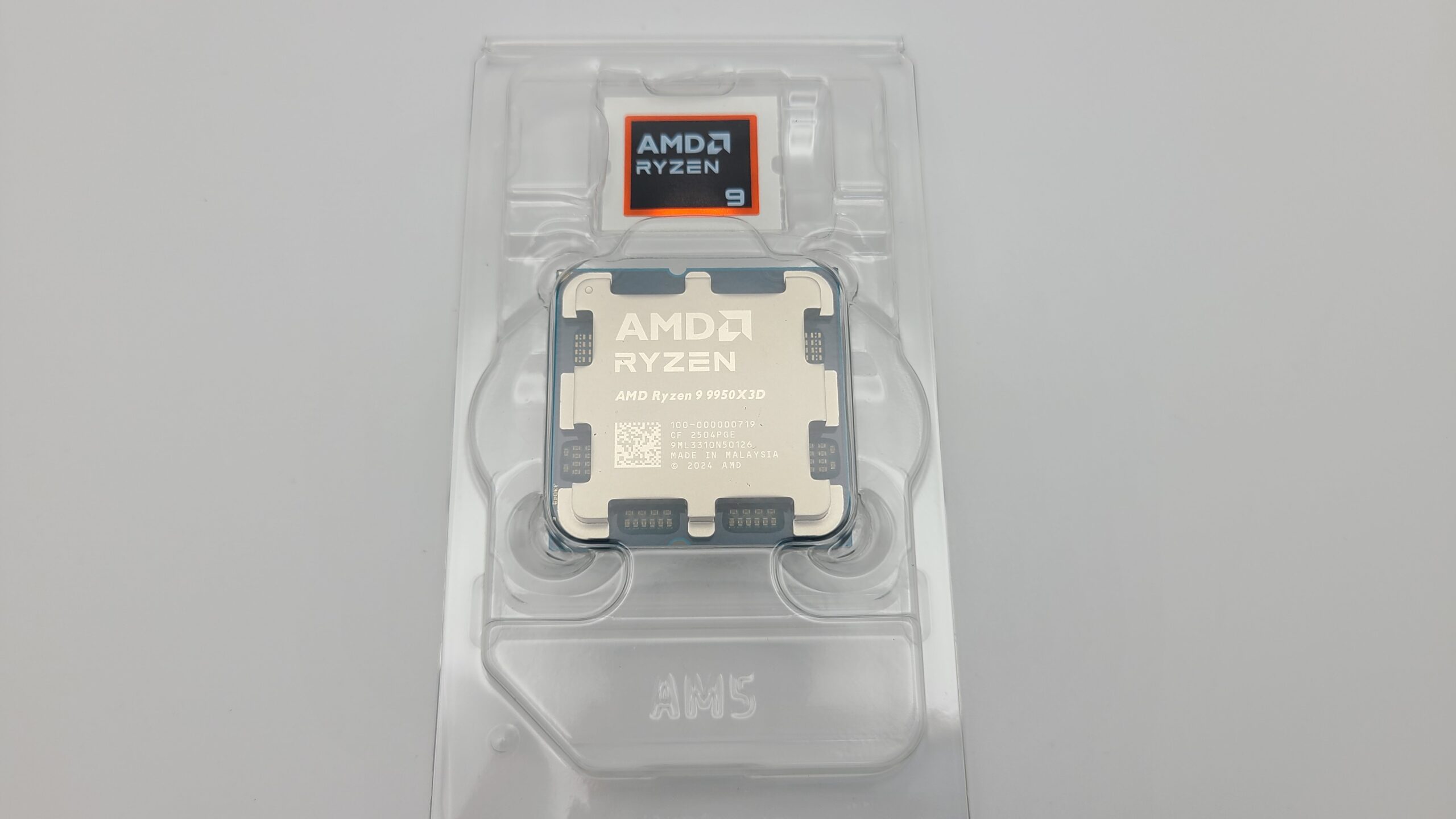 Ryzen 9 9950X3D本体