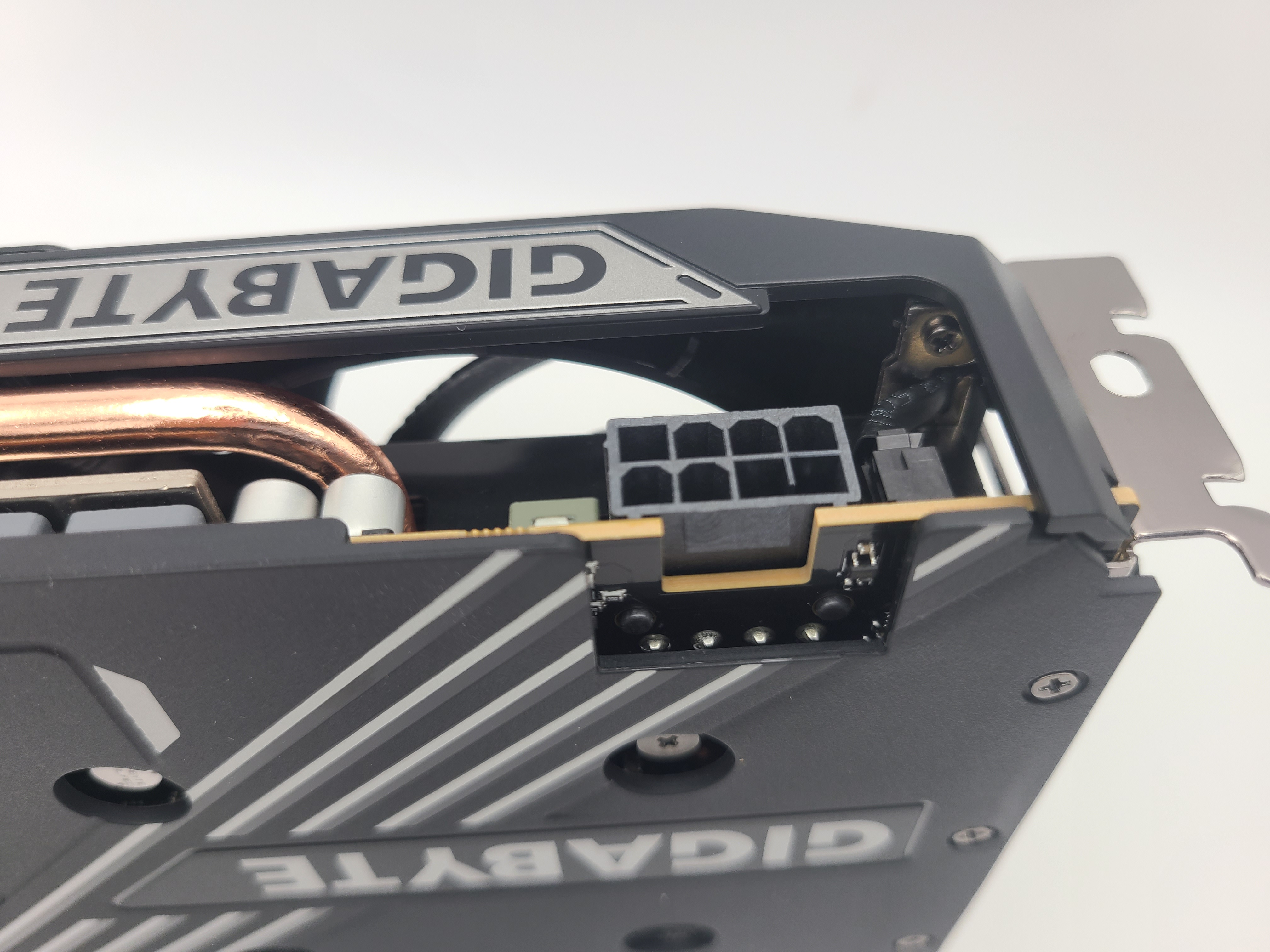 GIGABYTE RTX 5050 WINDFORCE OC 8Gの電源