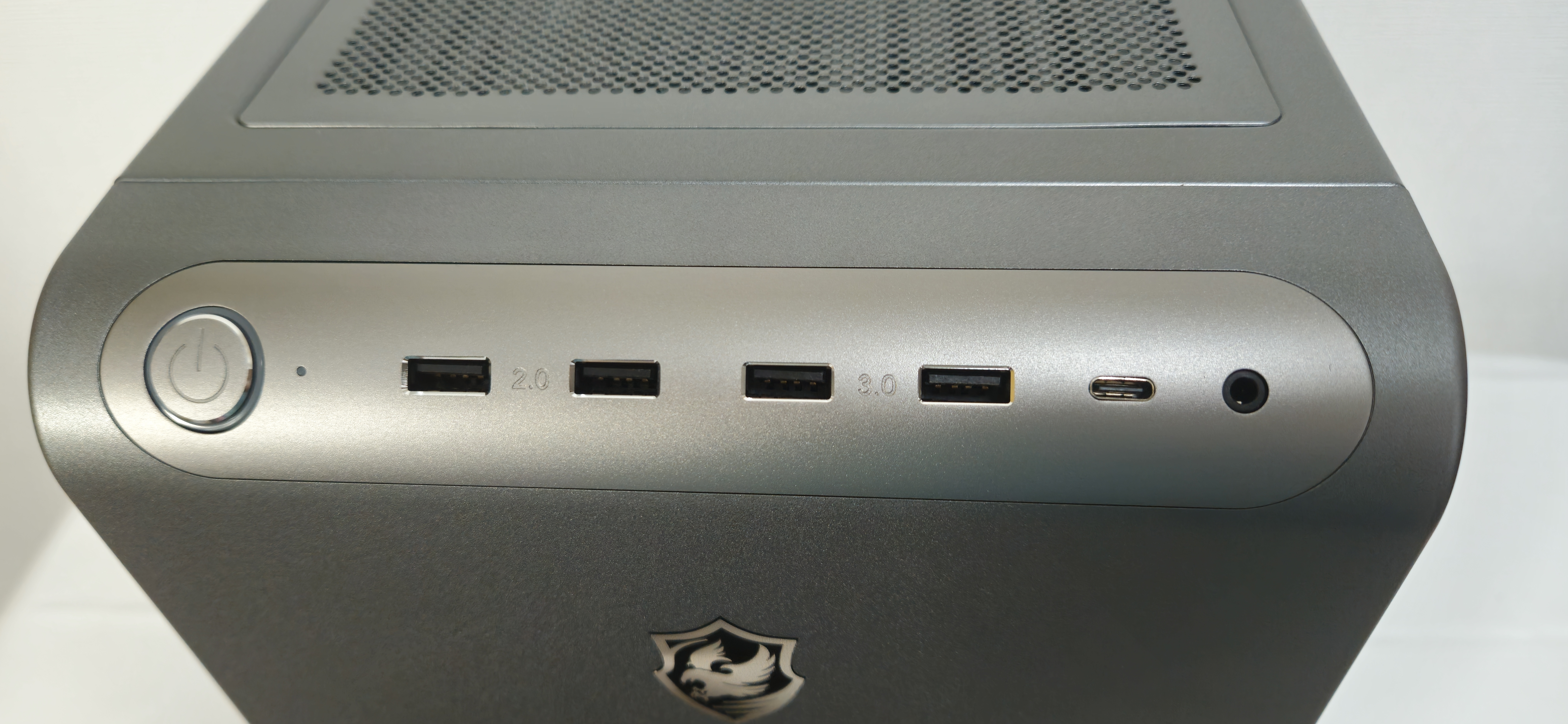 GALLERIA XPC7M-R57-GDの前面のアウトプット