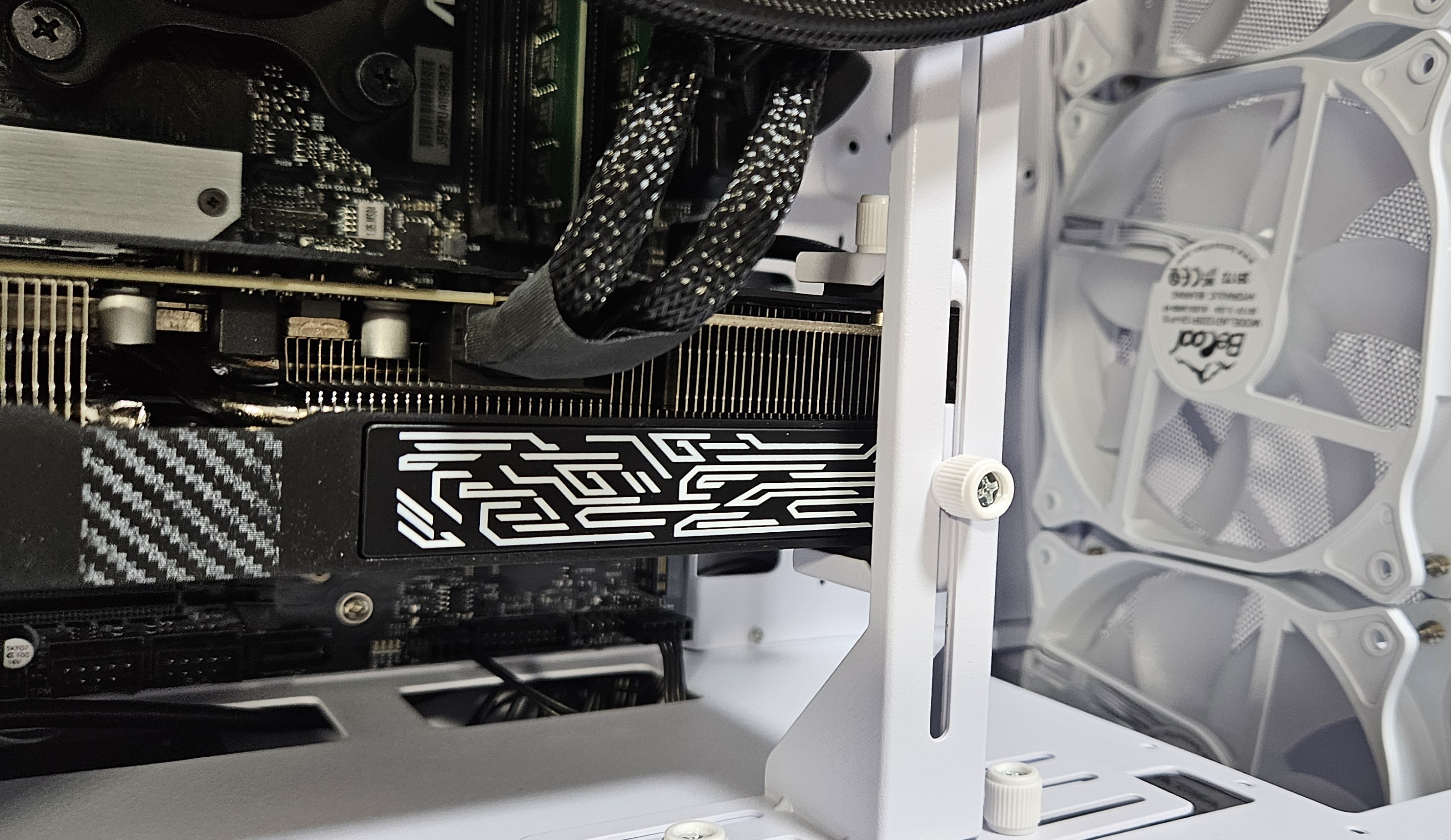 NEXTGEAR JG-A7G70（ホワイト）のグラフィックボードステイ