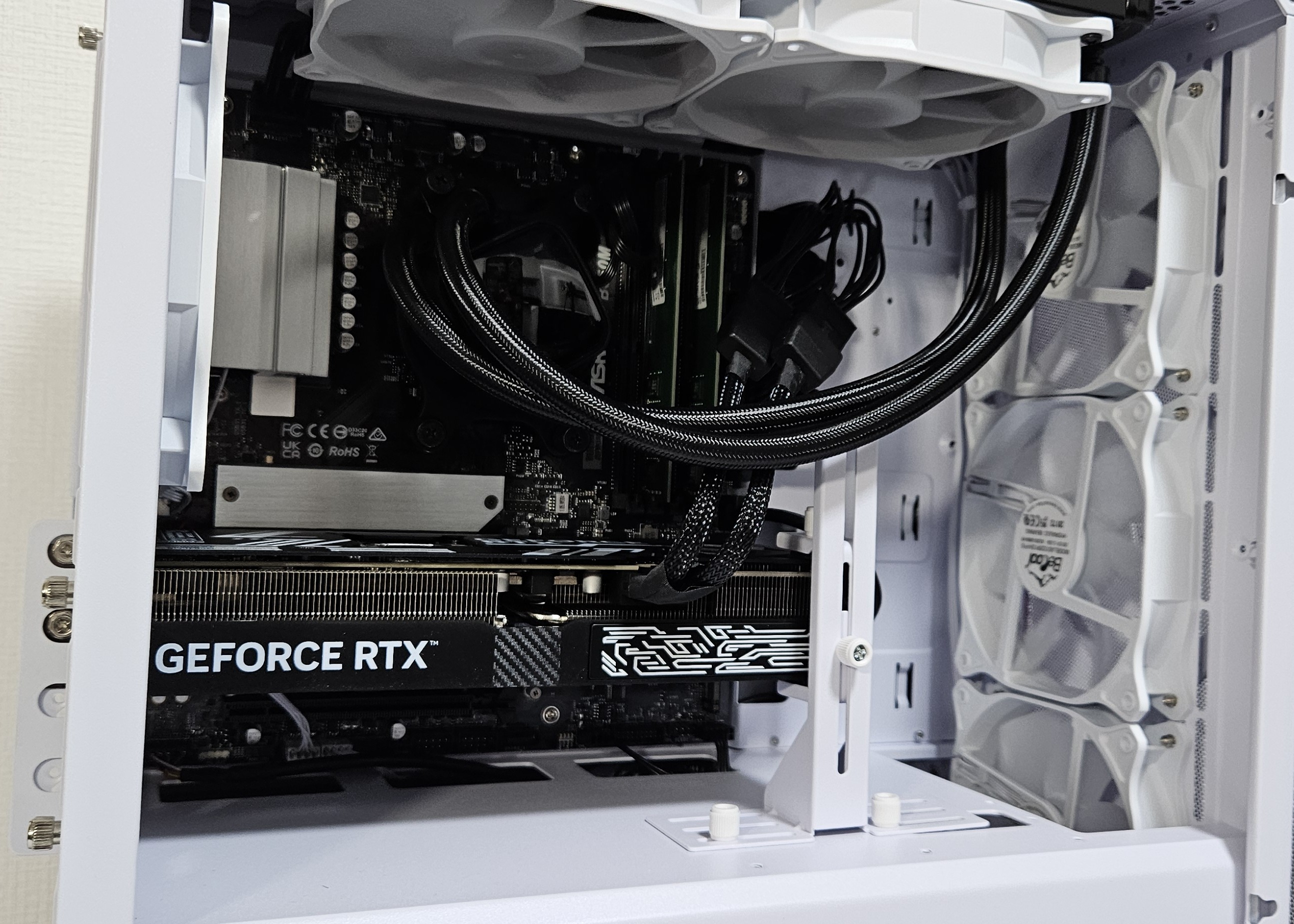 NEXTGEAR JG-A7G70（ホワイト）のファンの多さ