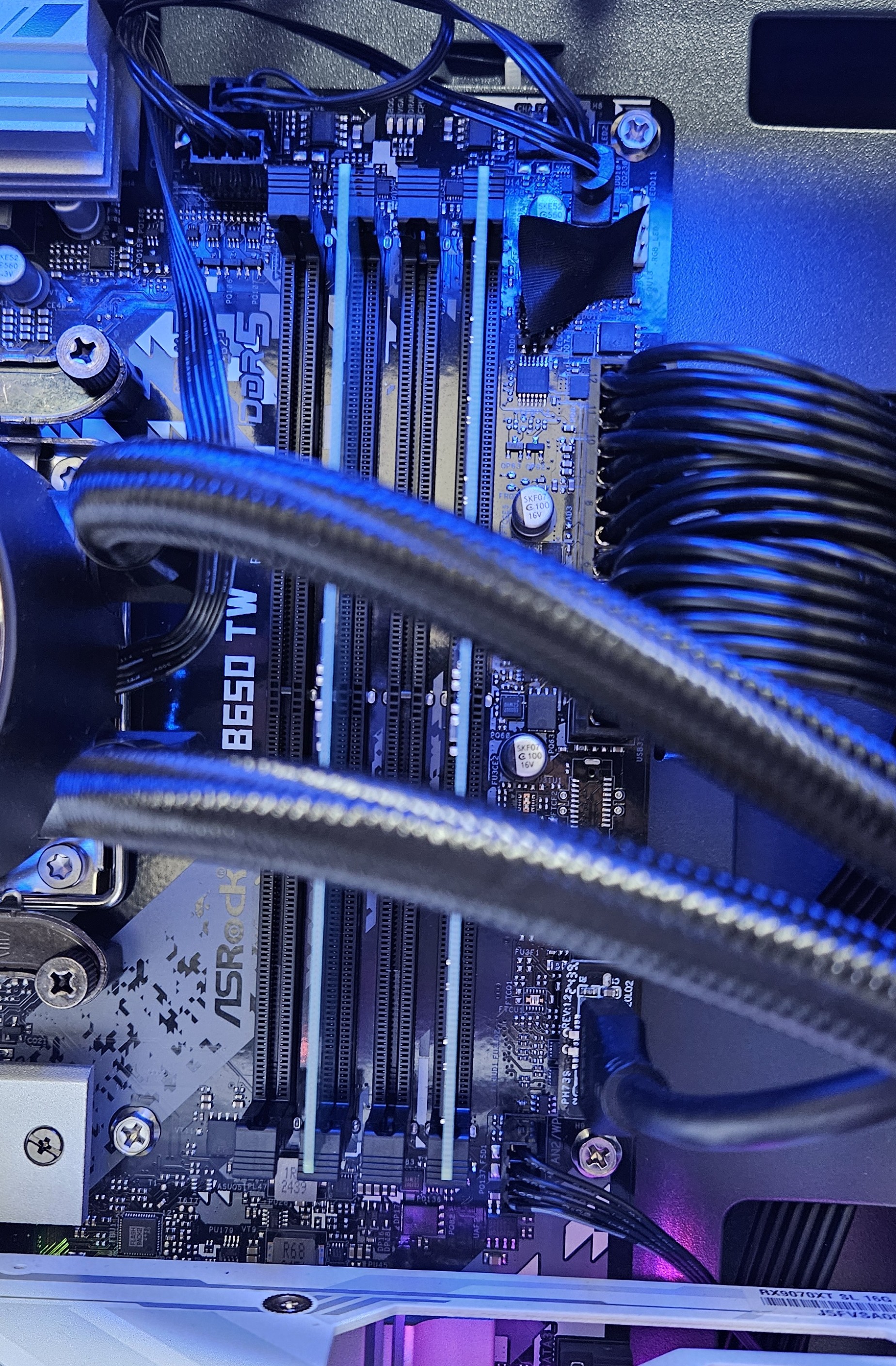 GALLERIA XDR7A-97XT-GD Ryzen 7 9800X3Dのマザーボード