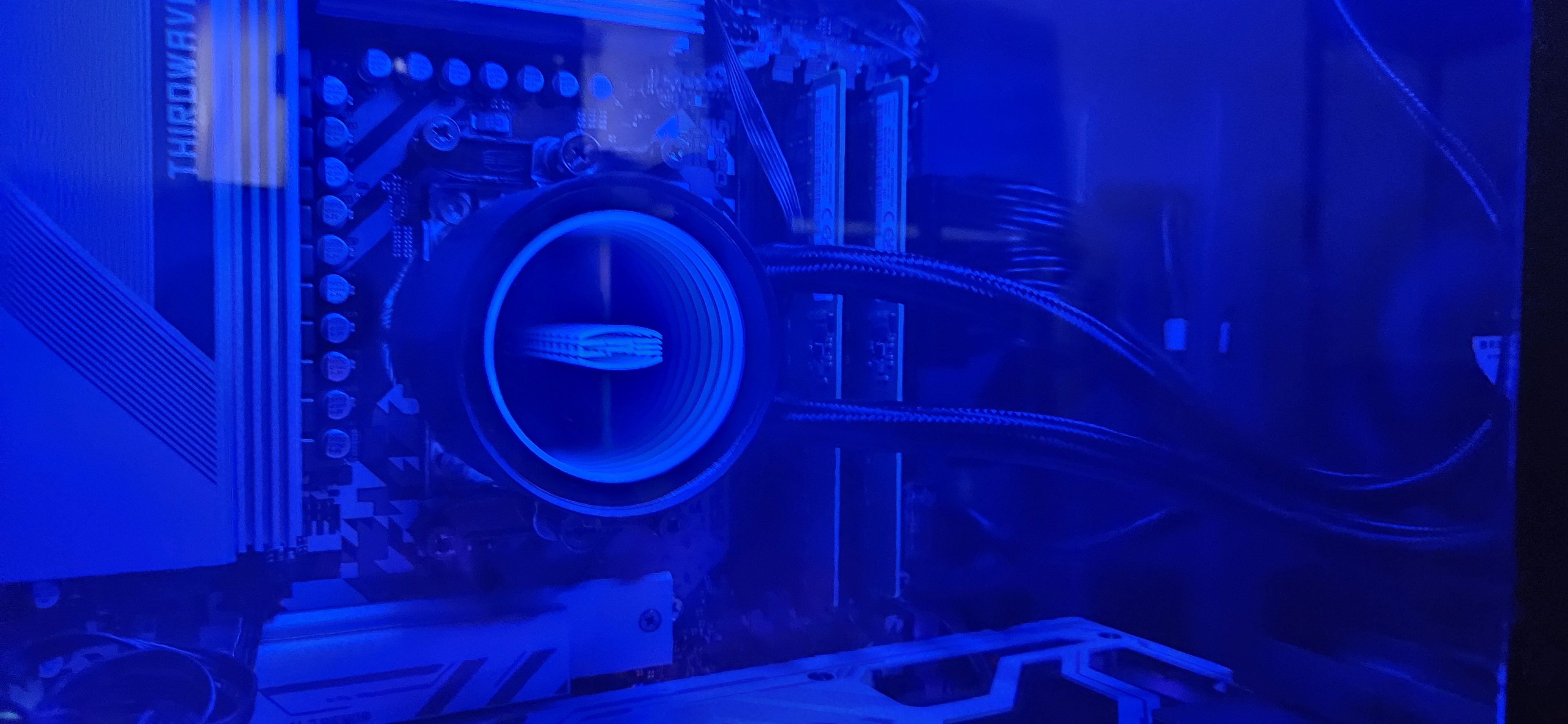 GALLERIA XDR7A-97XT-GD Ryzen 7 9800X3Dの簡易水冷クーラー２